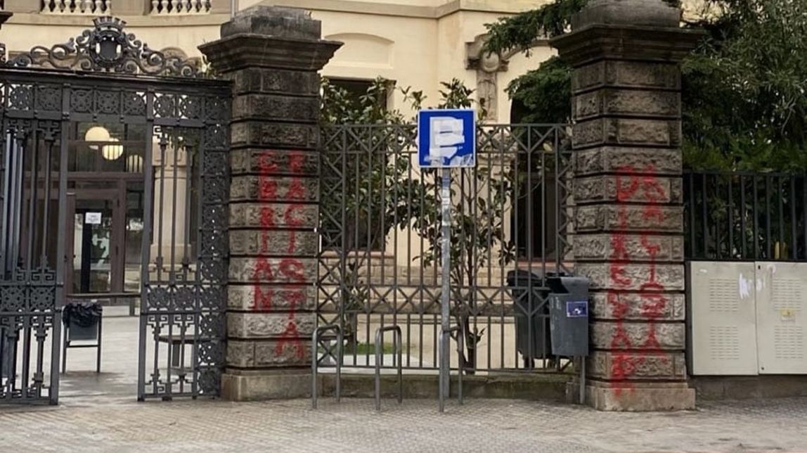 Pintades reivindicades per Arran a la porta de l'Institut Lluís de Peguera
                                                                             |
                                Cedida - |
                                Cedida
