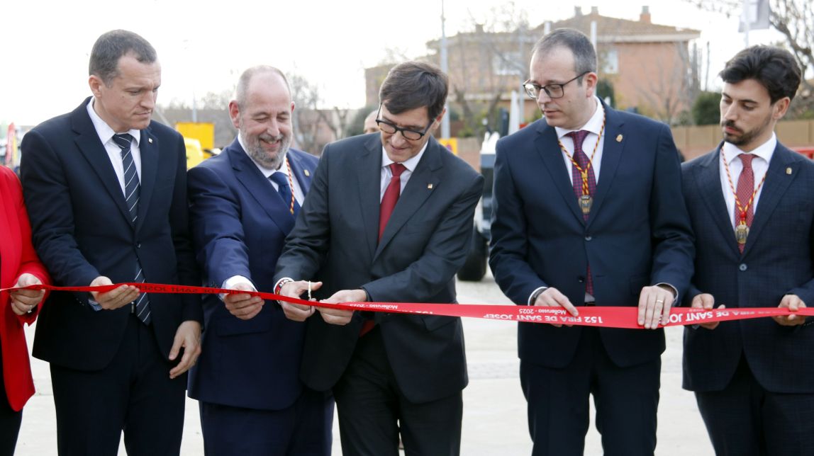 El president de la Generalitat, Salvador Illa, tallant la cinta inaugural de la 152a Fira de Sant Josep de Mollerussa
                                                                             |
                                ACN - |
                                ACN