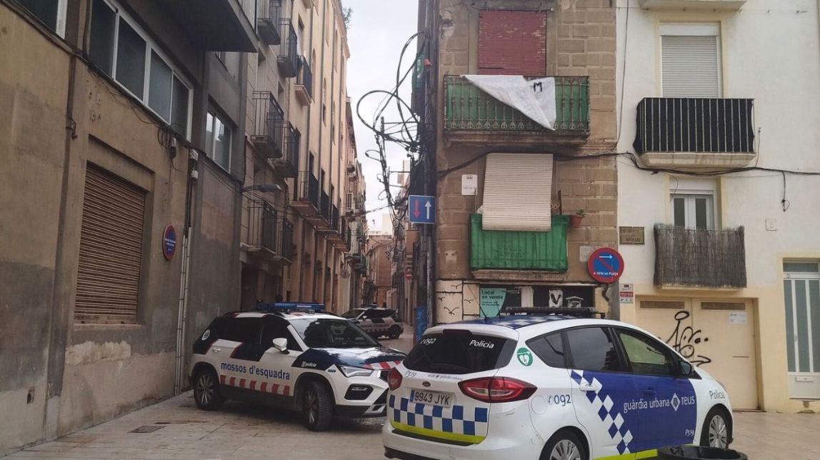 Patrulles dels Mossos i la Guàrdia Urbana es troben a la plaça
                                                                             |
                                X / @SHabitatgeReus - |
                                X / @SHabitatgeReus