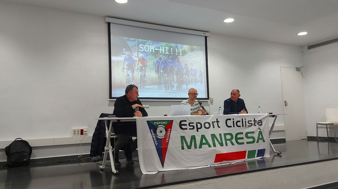 D'esquerra a dreta seria Antoni Franco, Bernat Bozzo i Jesús Xixons, durant l'assemblea
                                                                             |
                                Esport Ciclista Manresà - |
                                Esport Ciclista Manresà