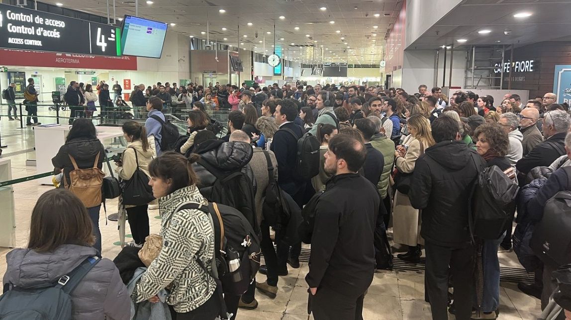 Usuaris de Renfe esperant a l'estació de Sants de Barcelona
                                                                             |
                                                                     ACN / Lluís Sibils - |
                                                                    