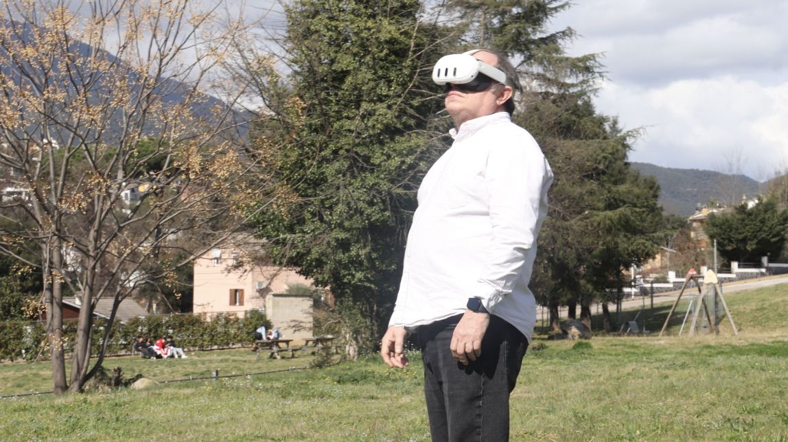 Un usuari amb ulleres de realitat virtual al Meta Park de Riells i Viabrea.
                                                                             |
                                                                     ACN - |
                                                                    