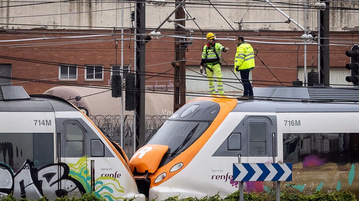 Operaris treballant en un tren de Rodalies
                                                                             |
                                Hugo Fernández - |
                                Hugo Fernández
