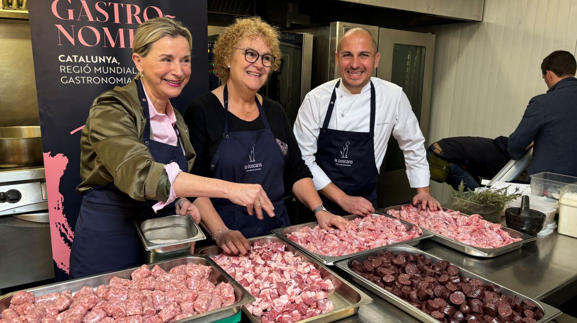 La secretària d'Alimentació, Rosa Cubel, cuinant amb les Gastrosàvies i el xef Joel Castañé al restaurant La Boscana
                                                                             |
                                ACN - |
                                ACN