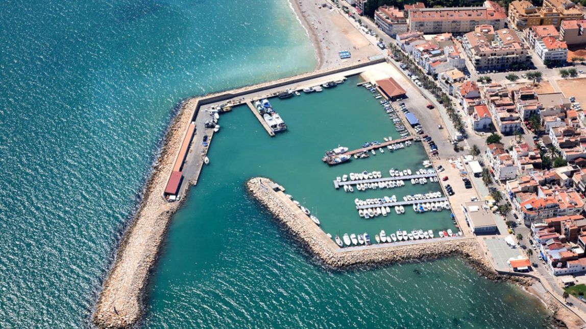 Imatge aèria del port de les Cases.
                                                                             |
                                Cedida - |
                                Cedida