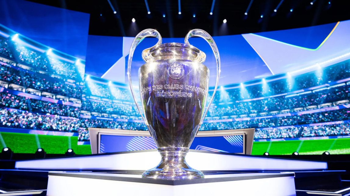 El trofeu de la Champions League, durant un sorteig - 