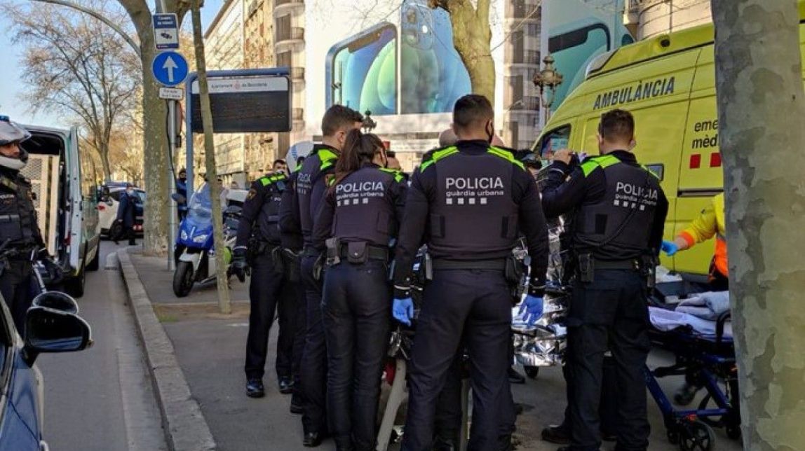 Una dona pareix en ple centre de Barcelona perquè no arribava a l'hospital