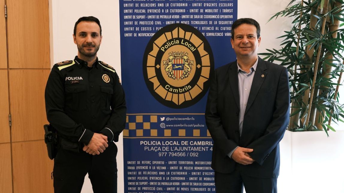 L'agent de la Policia Local amb l'alcalde Oliver Klein
                                                                             |
                                Ajuntament de Cambrils - |
                                Ajuntament de Cambrils