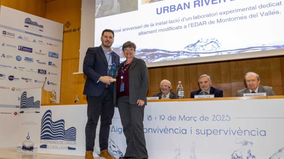 Entrega del premi al president del Consorci Besòs Tordera, Òscar Sierra
                                                                             |
                                Consorci Besòs Tordera - |
                                Consorci Besòs Tordera