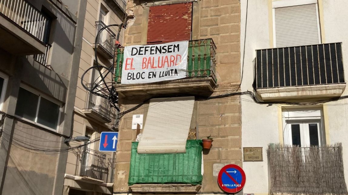 L'edifici es troba a la cantonada de la plaça Baluard amb el carrer Barreres
                                                                             |
                                Sandra Pérez - |
                                Sandra Pérez