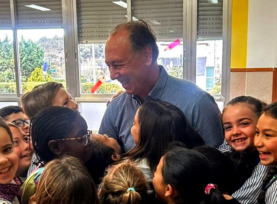 Josep Pla, abraçat per alguns alumnes
                                                                 |
                            Escola Pia Balague - |
                            Escola Pia Balague
