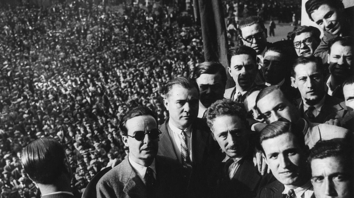 Lluís Companys al balcó de l'Ajuntament de Barcelona.
                                                                             |
                                Fundació Irla - |
                                Fundació Irla