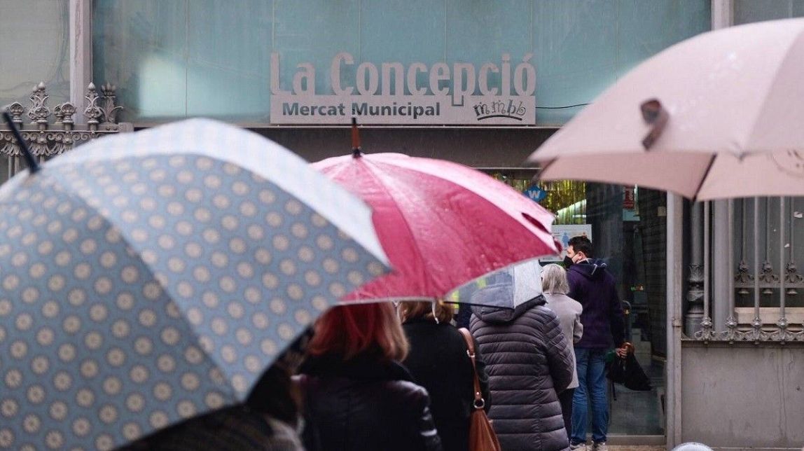«Qui és l'últim?»: els barcelonins van a plaça per votar