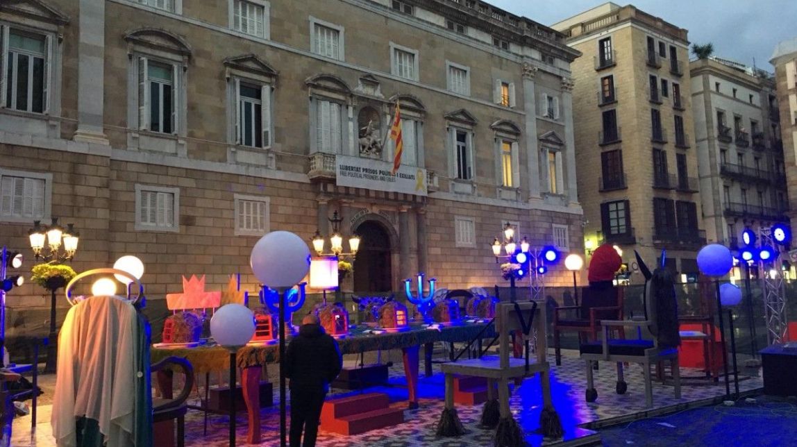 FOTOS Ja es comença a intuir el pessebre de la Plaça Sant Jaume