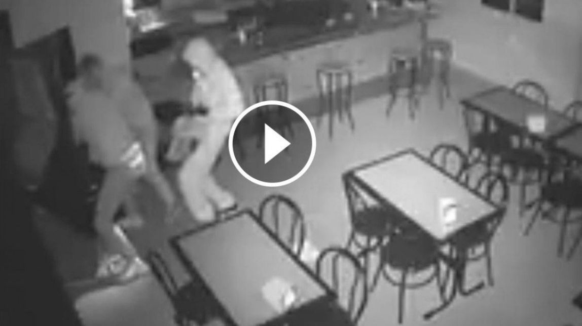 ​VÍDEO Cauen uns lladres que utilitzaven tapes de claveguera per robar bars