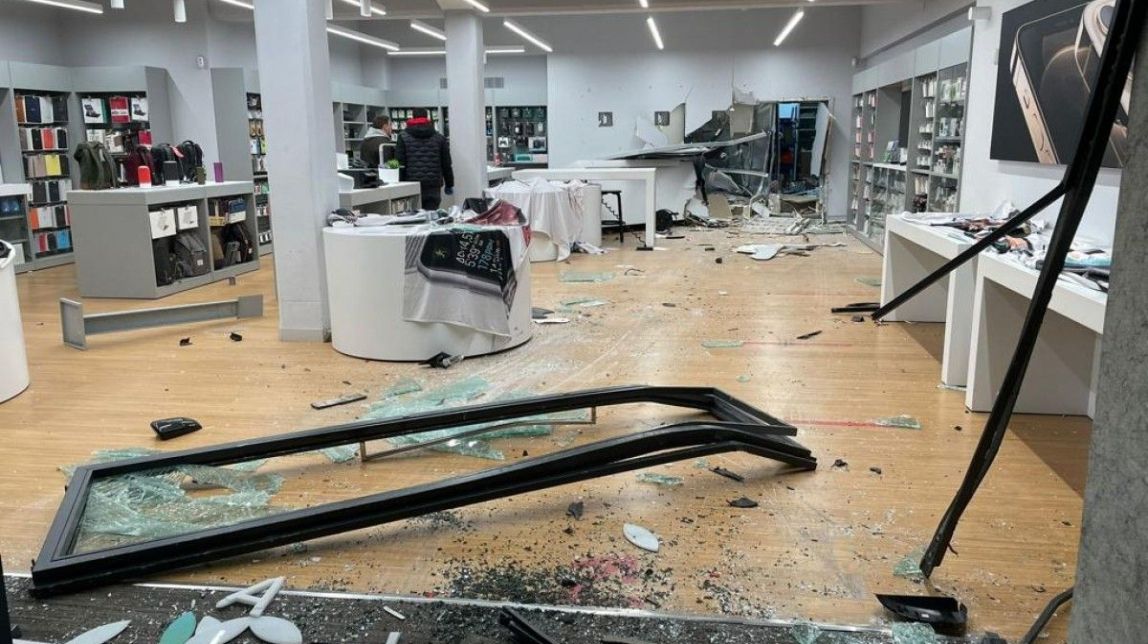 FOTOS Indignació a la botiga Apple de Terrassa per un nou robatori amb encastament