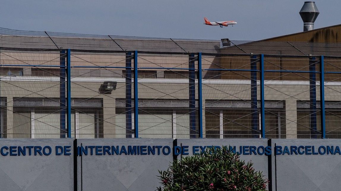 Seixanta-vuit interns del CIE de Zona Franca comencen una vaga de fam