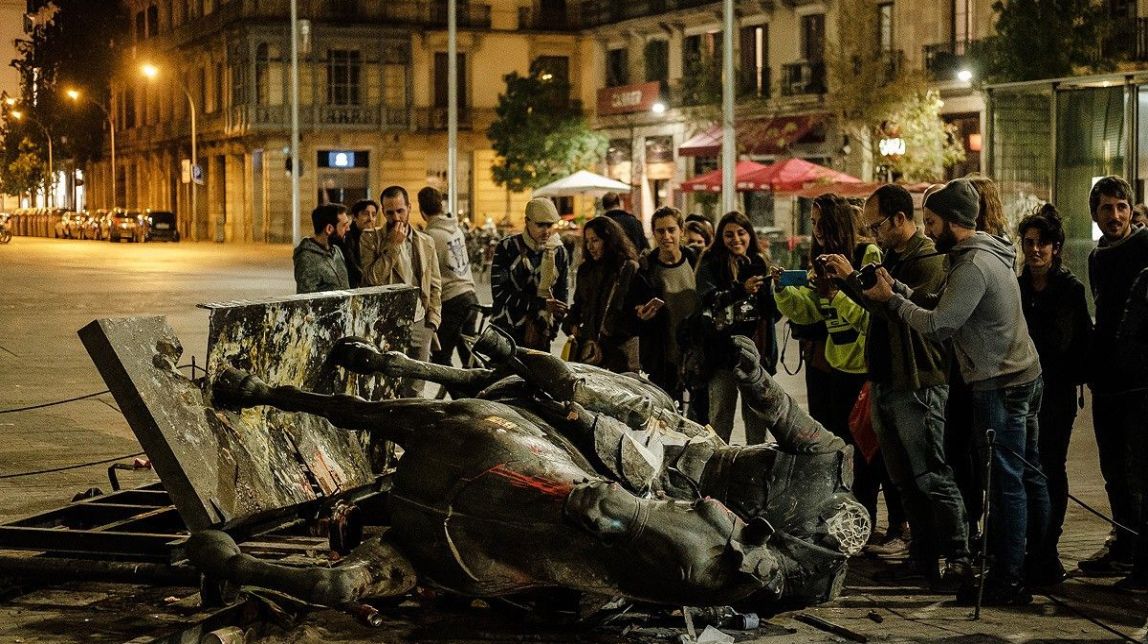 La Guàrdia Urbana investiga qui ha enderrocat l'estàtua de Franco