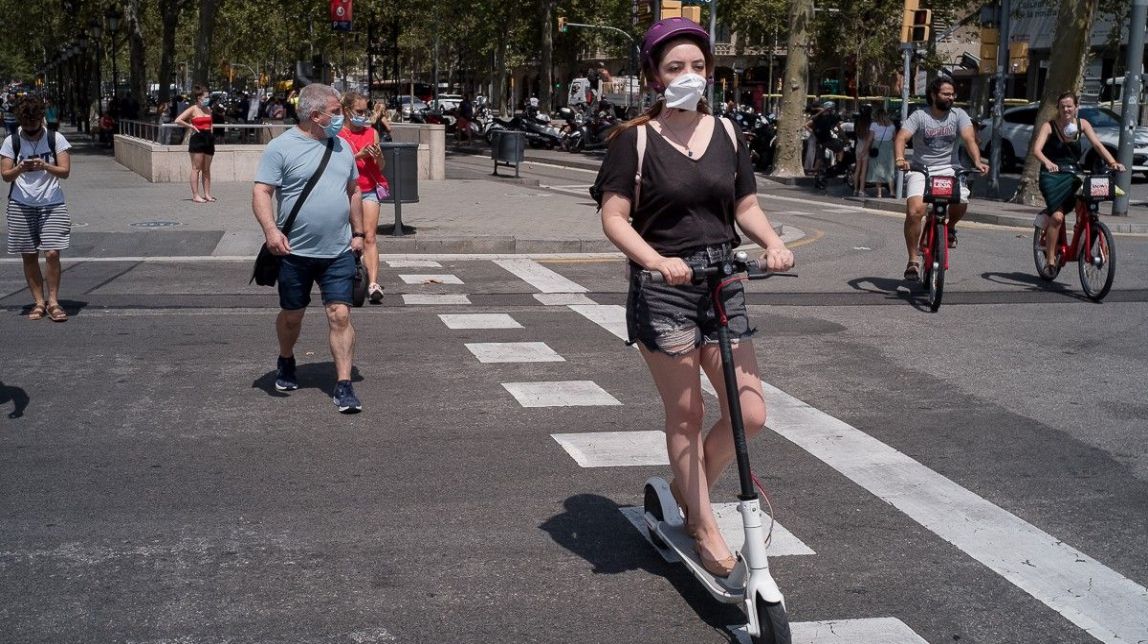 Barcelona vol fer obligatori el casc i l'assegurança per als conductors de patinets elèctrics