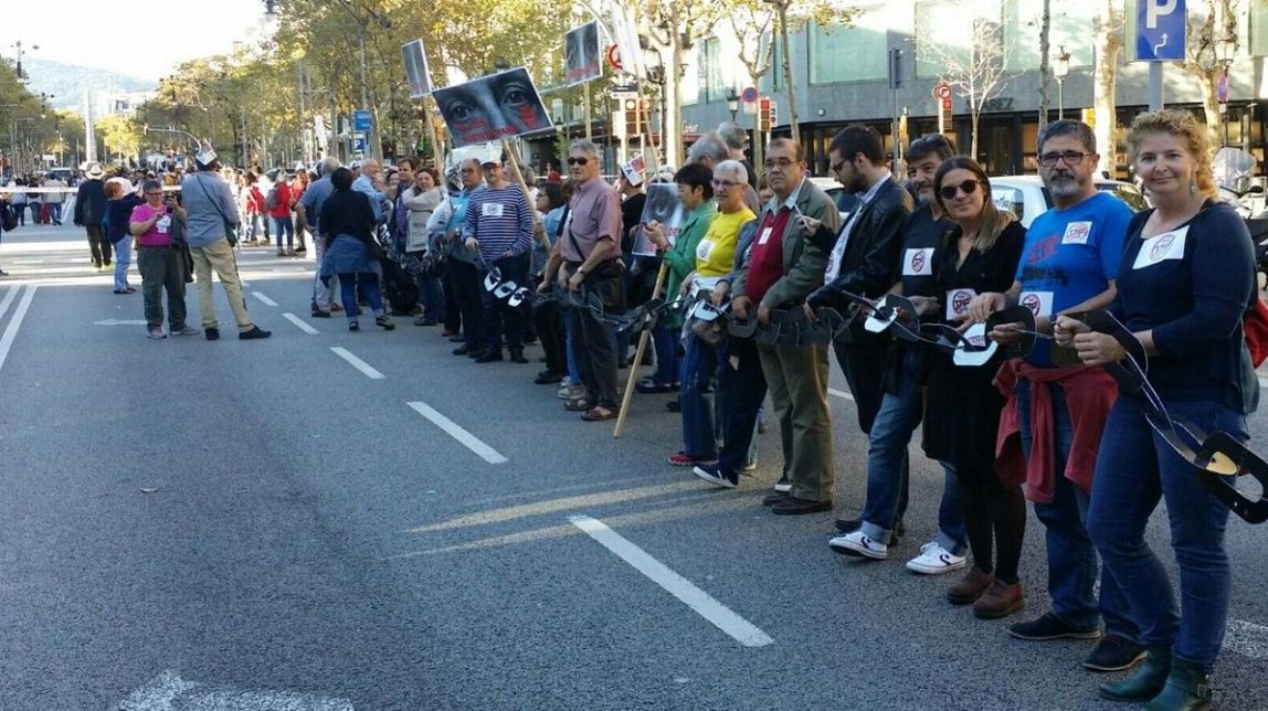 Unes 3.000 persones fan una cadena humana a Barcelona contra el TTIP