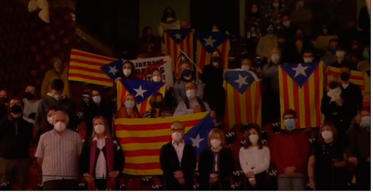 VÍDEO Estelades a l'emotiu Cant de la Senyera del Concert de Sant Esteve al Palau de la Música