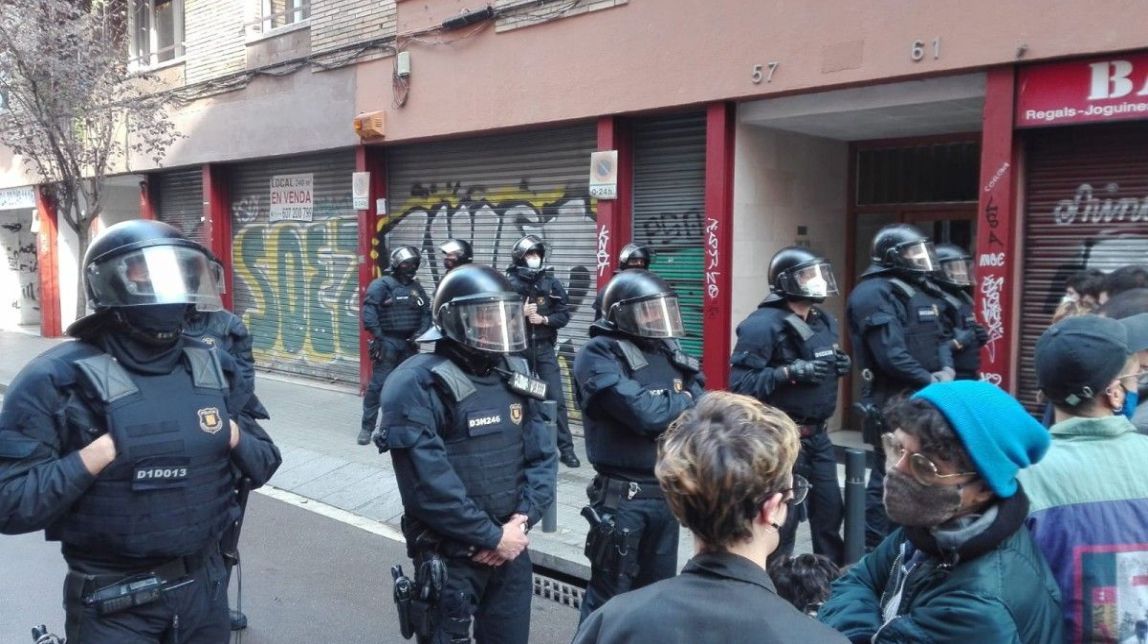 ​Els Mossos desnonen quatre famílies amb menors a Sants
