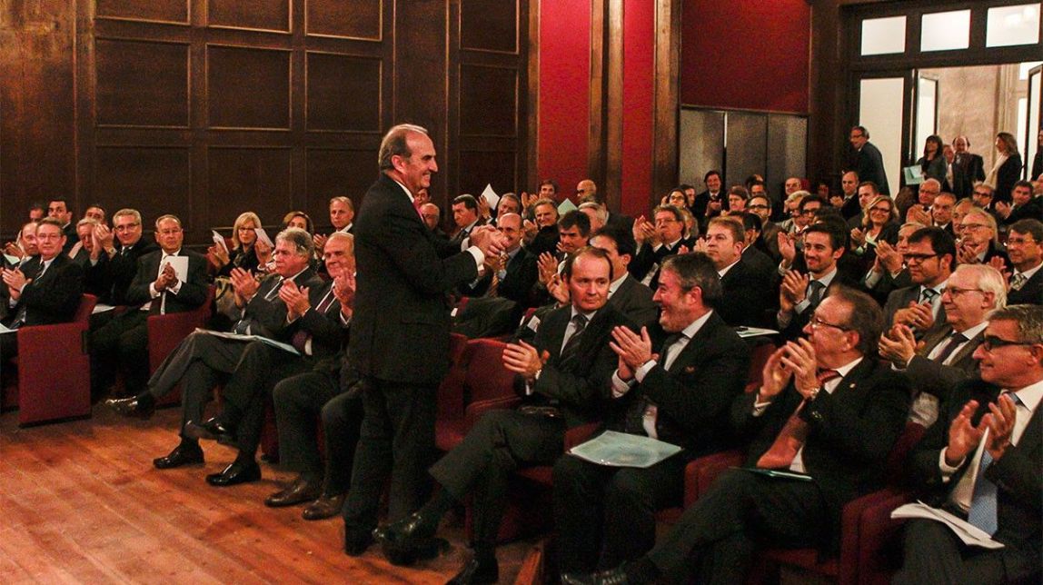 Comença el ball per succeir Gay de Montellà a Foment: Adell i Castells es mouen