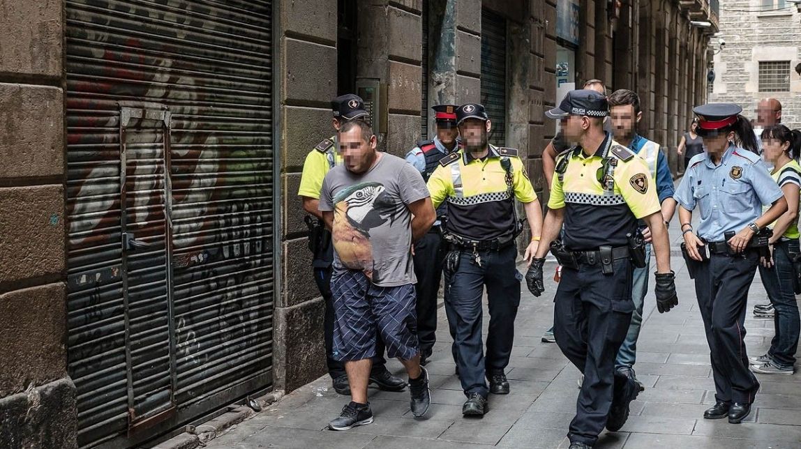 Desarticulat un punt de distribució i consum de drogues en un pis del Raval