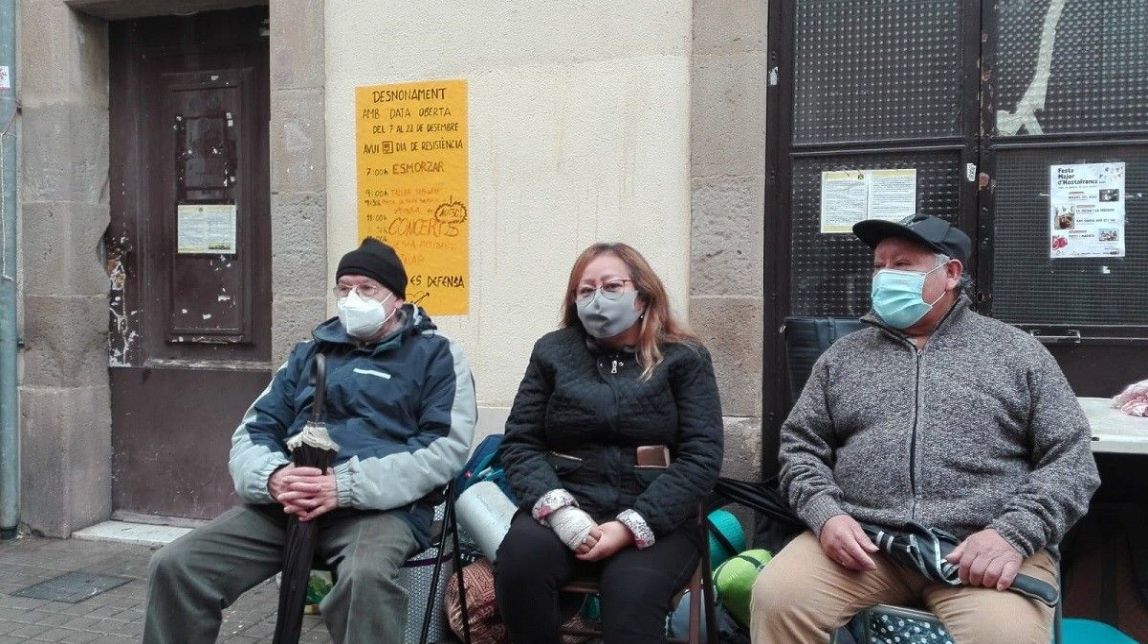 Dues setmanes en guàrdia per evitar quatre desnonaments: «Ens fan fora perquè som pobres»