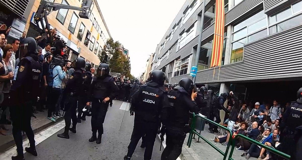 VÍDEOS Noves imatges de l'1-O debiliten el relat policial de la «força mínima indispensable»