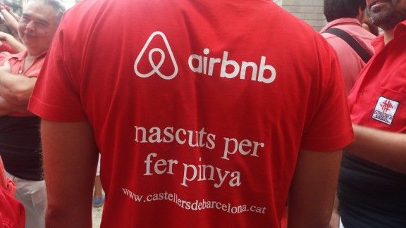 Demanen que es retiri el nom de la ciutat als Castellers de Barcelona pel patrocini d'Airbnb