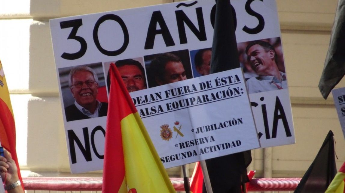 VÍDEOS «Els segadors» i l'himne d'Espanya marquen el ritme a les manifestacions a Barcelona
