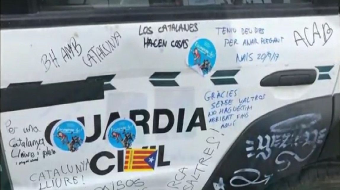 VÍDEO Els missatges que els manifestants del 20-S van deixar als cotxes de la Guàrdia Civil