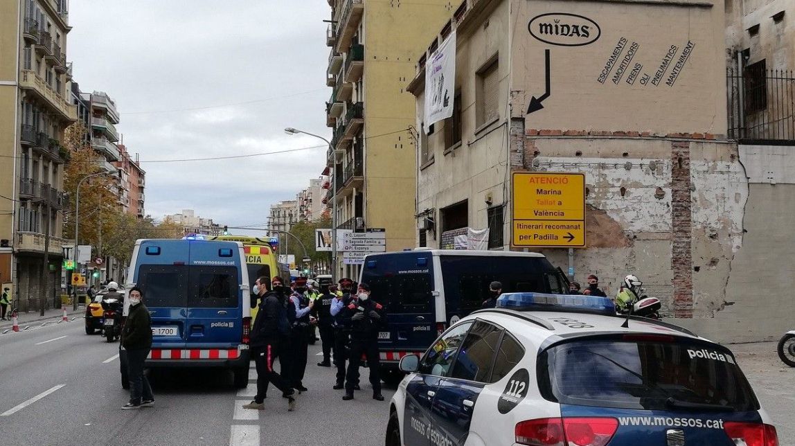 VÍDEO Un propietari intenta atropellar activistes que han ocupat el seu local a Barcelona