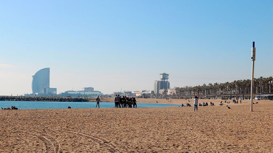 Troben el cadàver d’un home en unes roques de la platja del Somorrostro de Barcelona