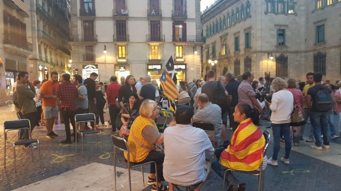 Els participants a l'acampada independentista preveuen quedar-se a la plaça de Sant Jaume