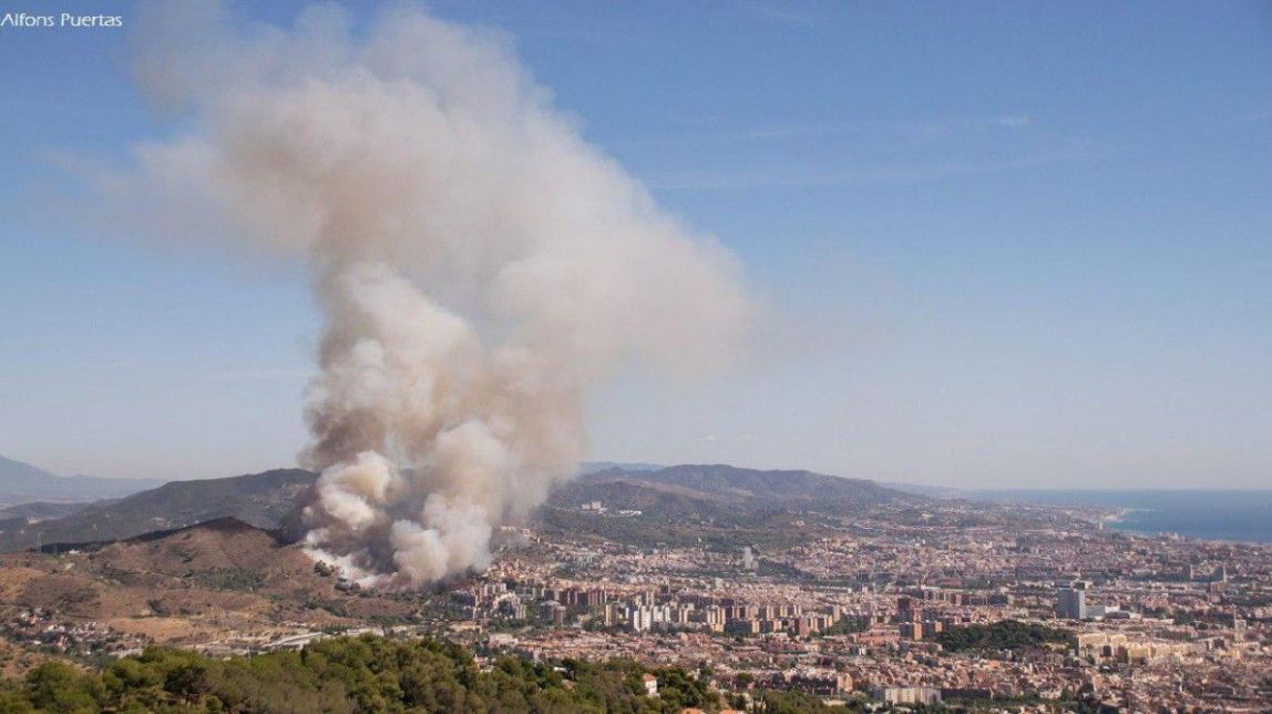 Una trentena de dotacions dels Bombers treballen a l'incendi de Collserola