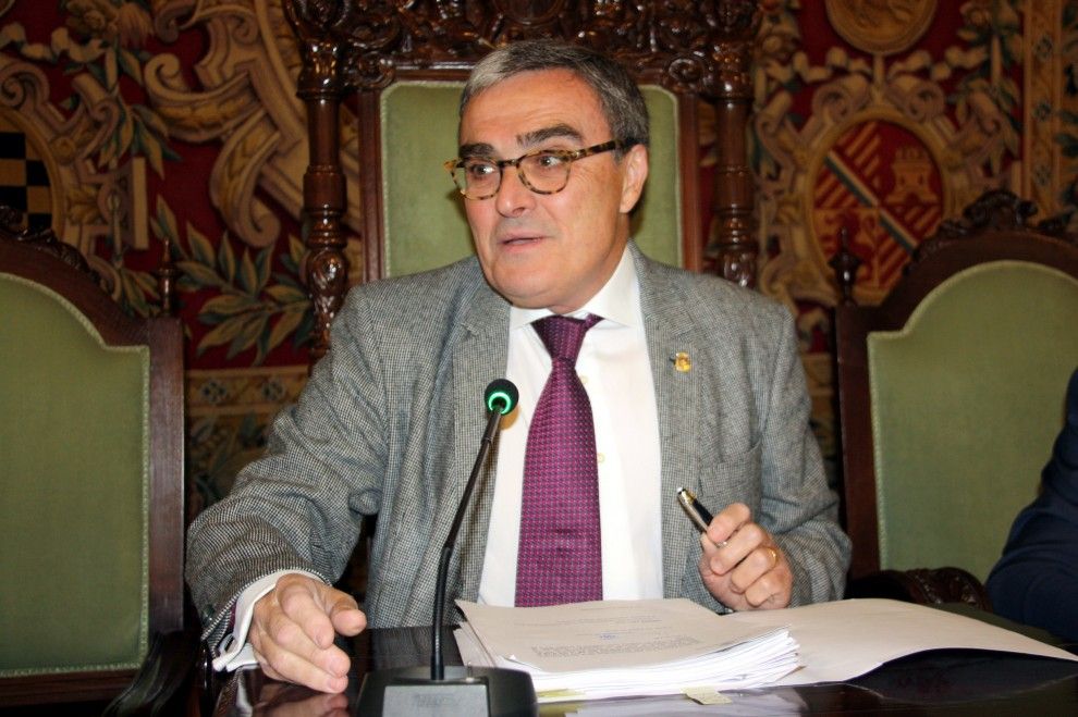 Àngel Ros truca els bombers per intentar treure l'estelada de la Paeria 