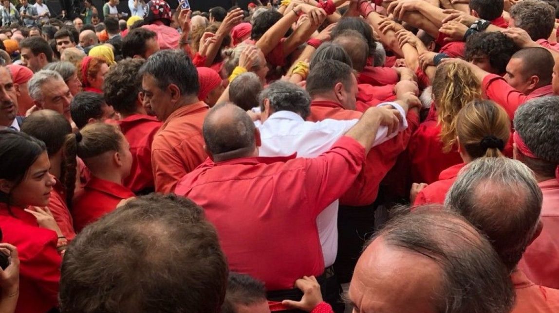 FOTOS i VÍDEO Torra baixa a la plaça Sant Jaume i fa pinya amb els castellers de Barcelona
