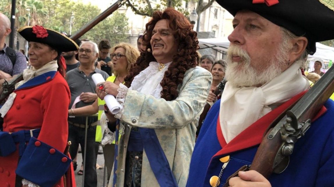 VÍDEOS Albà hi torna vestit de rei per denunciar la repressió en el pregó alternatiu de la Mercè