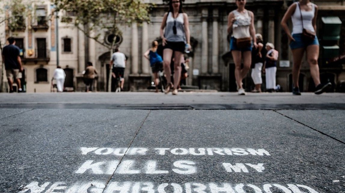 «Turista: respecta o mor!», la pintada que ha sacsejat la Barceloneta