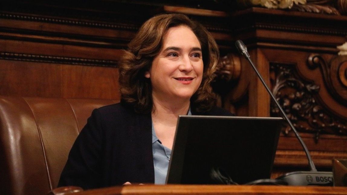 Allau de crítiques a Ada Colau per bandejar el català a les seves xarxes socials 