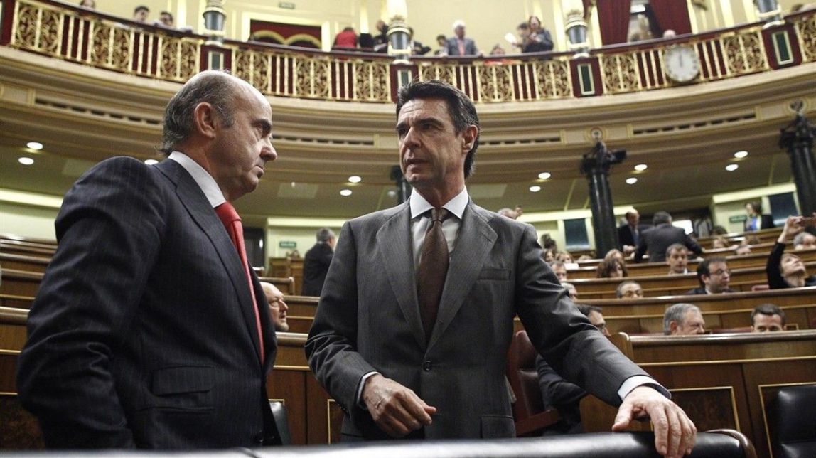 Ofensiva de la Moncloa contra De Guindos per salvar Rajoy