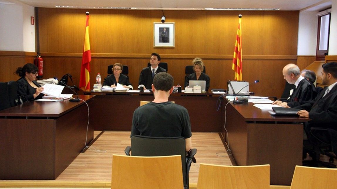 Condemnat a un any de presó i 1.080 euros per clavar un calbot a un regidor del PP