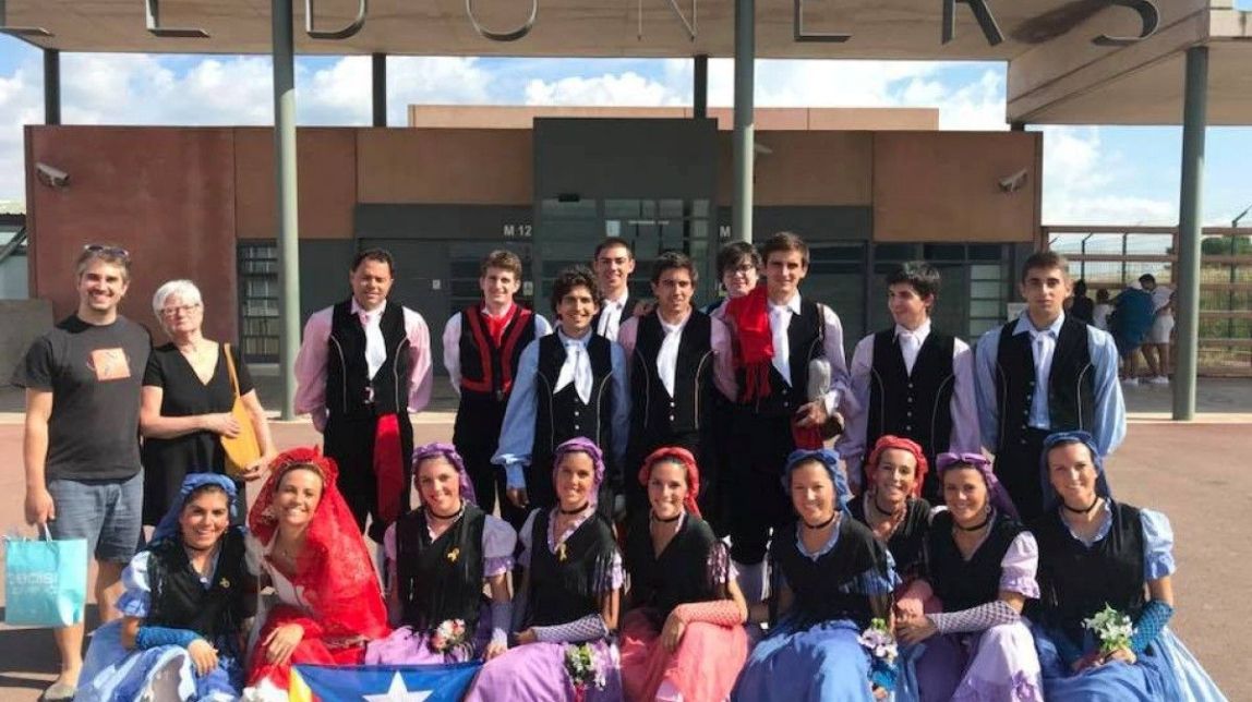 Un esbart de Manresa balla dins de la presó de Lledoners 