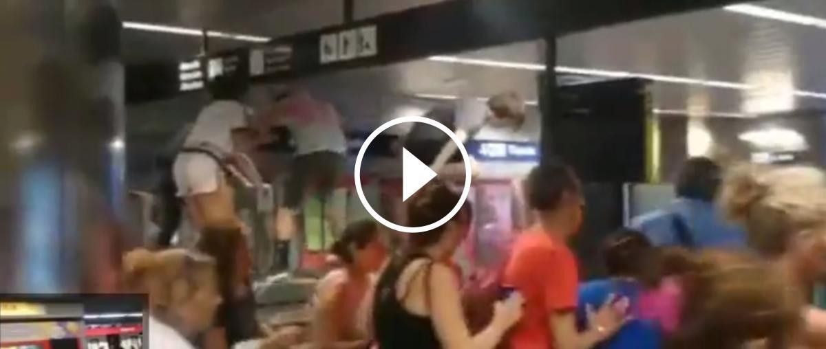 VÍDEO Pànic i corredisses al metro de Barcelona pels crits d'un individu alterat