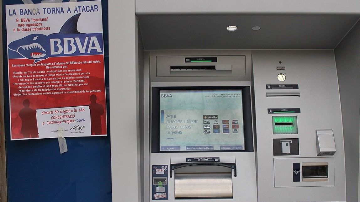 Les marees es manifesten contra el BBVA i el pacte entre PP i C's