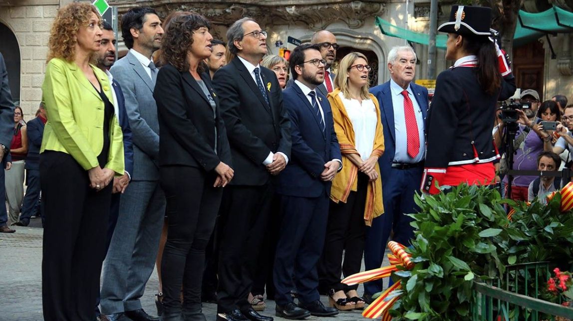 L'ofrena floral al monument de Rafael Casanova recorda els «absents» a l'exili i a la presó
