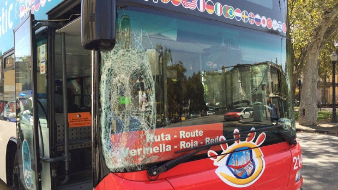 Un bus turístic atropella un vianant a Barcelona