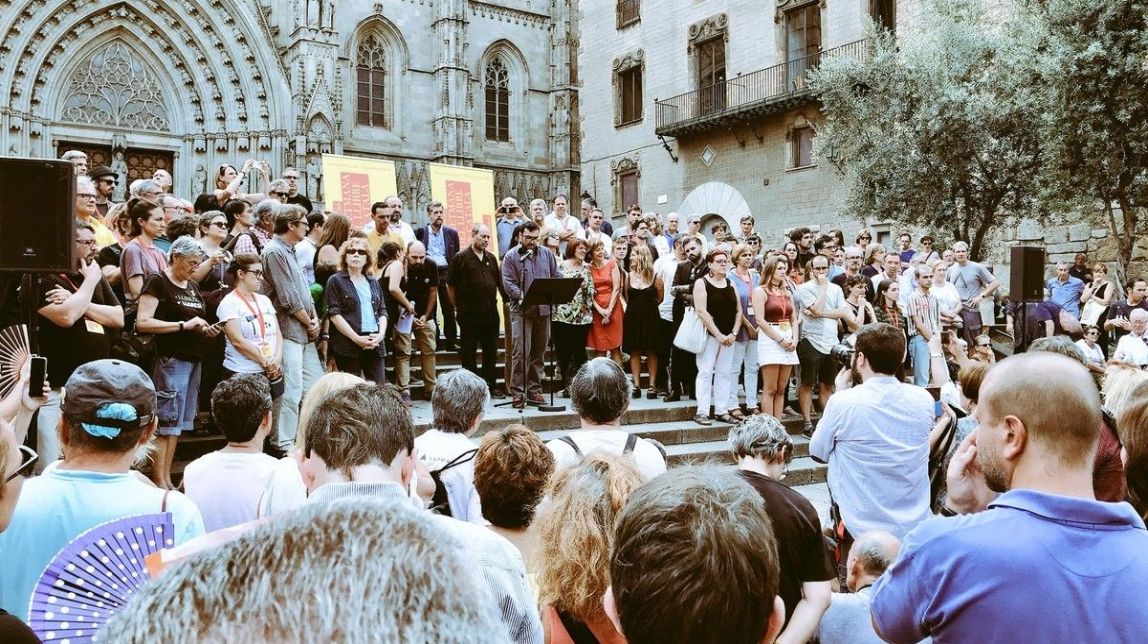 VÍDEO Editors, llibreters i autors esclaten al crit de «llibertat» en la Setmana del Llibre